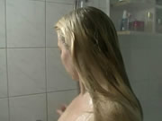 หญิงสาวอาบน้ําในห้องน้ํา