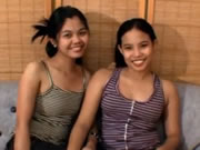 สาวเอเชียสองคนมีเพศสัมพันธ์กับผู้ชาย
