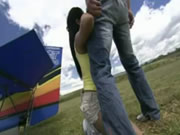 สองสาวเอเชียทวารหนักในทุ่งนา