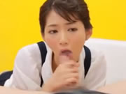 สาวญี่ปุ่นนั่งยองๆ เพื่อเพลิดเพลินกับออรัลเซ็กซ์