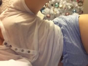 เอเชียหนาทารกในเสื้อยืดสีขาวหยอกล้อ